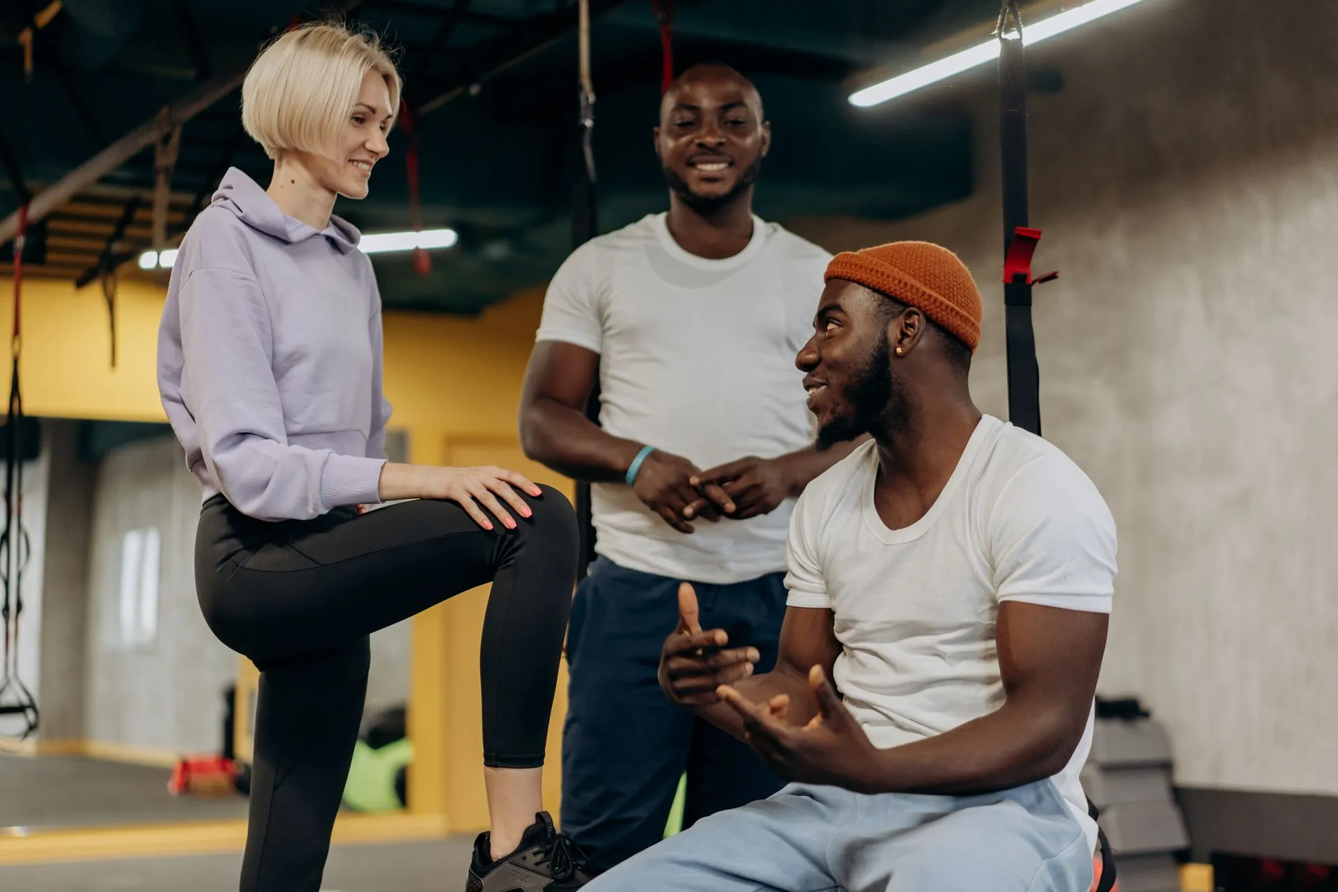 Personal trainer membimbing klien saat latihan menggunakan alat cable machine di gym