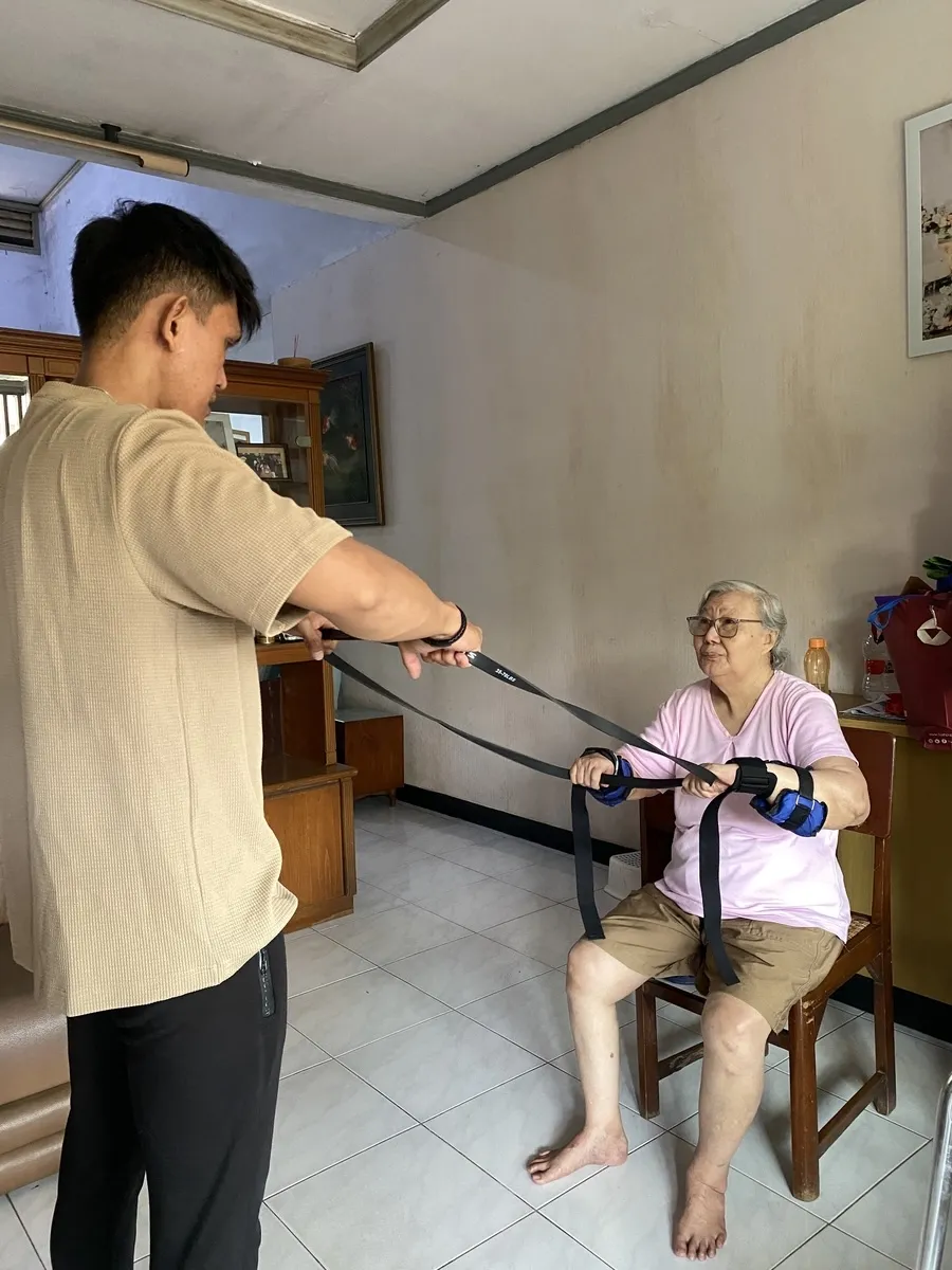 Pria 28–40 latihan beban ringan di rumah